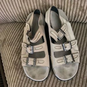 Women’s size 6 Clark’s springers